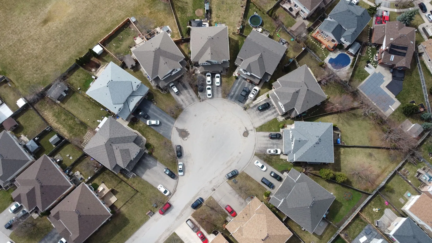 Aerial view of an Ontario residential cul-de-sac