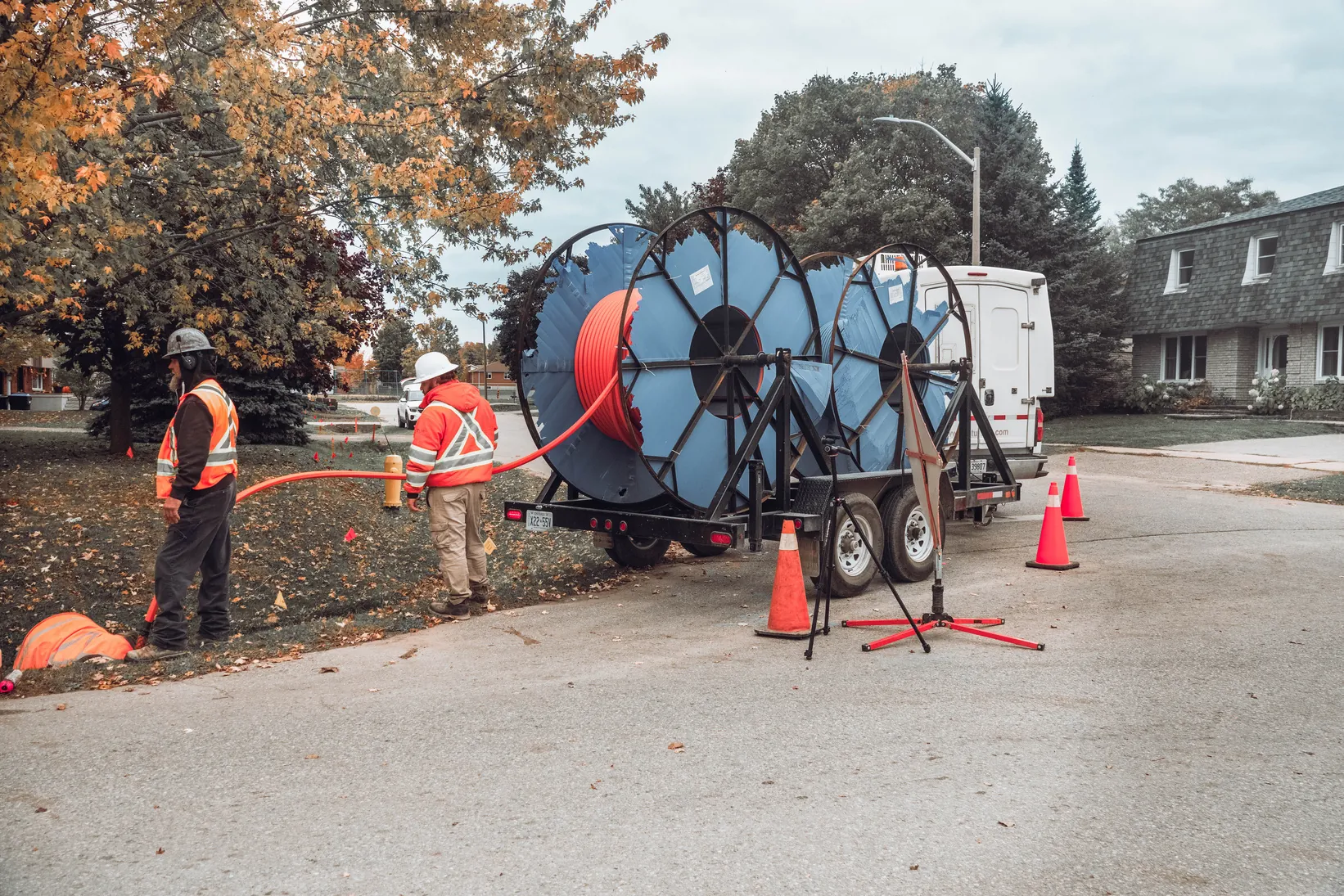INTUS field crew working with fiber cable
